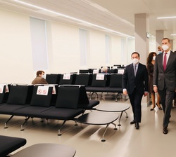 Don Felipe atraviesa el nuevo espacio de atención al usuario